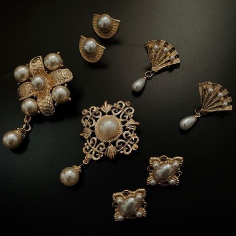 ORIGINAL DESIGNED: Big Pearl brooches; designed by nature-orignined jewerly designer BAROQUE STYLE: the brooches creates a sense of royalty and brings you antique fashion looking PEARLS: ornamented with pearls and silver pins, shining and easy to maintain SIZE: range from 1" to 3" (25mm to 80mm) , various in style Elegant baroque pearl brooches. This gorgeous hoop brooches will be your new favourite accessories. Add an element of style and color to your outfit to truly make a statement, and stan Manga Jewelry, Pearl Jewlery, Pearl Bouquet, Fancy Accessories, Gemstone Rings Vintage, Gold Pearl Jewelry, Oc Inspo, Style Baroque, Antique Fashion