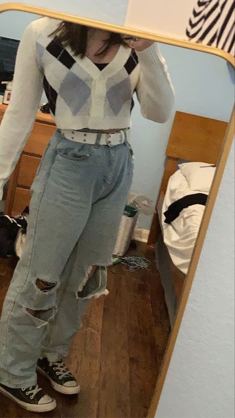 Styles With Baggy Jeans, Crop Top And Baggy Pants Outfit, Baggy Jeans Cute Outfit, White Belt Outfit Jeans, Crop Tops And Baggy Jeans, Baggy Cropped Sweater, Crop Top With Baggy Pants, Belt With Baggy Jeans, Sueter Crop Top Outfit