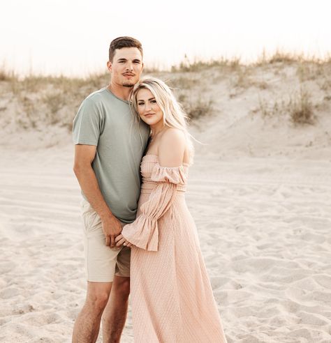 Always a moment for mom and dad to shine during an extended family shoot with plenty of hands fighting over who gets to hold babe ❤️ Mom And Dad Photoshoot, Mom And Dad Poses, Mom And Dad Pictures, Mom And Dad Photos, Holding Hands Pictures, Fam Pics, Dad Pictures, Family Picture Poses, Family Poses