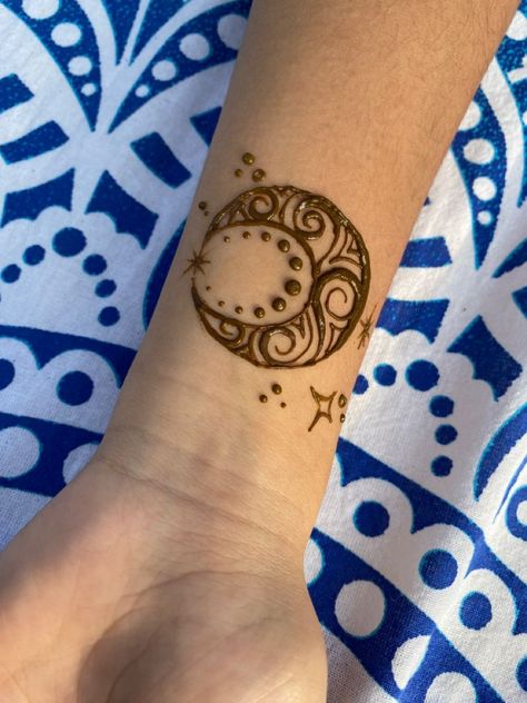 Elevate your look with stunning mehndi tattoo designs that blend tradition and modernity. These henna patterns range from simple and elegant to intricate and bold, catering to all tastes. Perfect for any celebration, they bring a touch of cultural heritage and artistic beauty to your style. Explore the endless possibilities of mehndi art and choose a design that speaks to you. #simplemehndi #hennadesign #mehndidesigns #easymehndi Henna Tattoo Designs Traditional, Swirly Henna Designs, Space Henna Designs, Celestial Henna Designs, Henna Christmas Designs, Simple Henna Designs Arm, Small Henna Tattoo Designs Simple, Non Traditional Henna Designs, Henna Designs On Arm