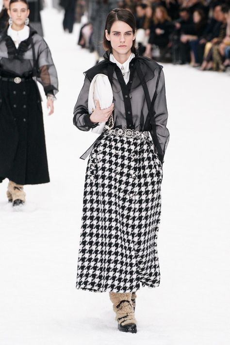 https://www.vogue.com/fashion-shows/fall-2019-ready-to-wear/chanel/slideshow/collection Chanel Fashion Show 2019, Chanel Fall 2019, Moda Chanel, Chanel Fashion Show, Mode Chanel, Moda Paris, Vogue Germany, Looks Street Style, Chanel Fashion