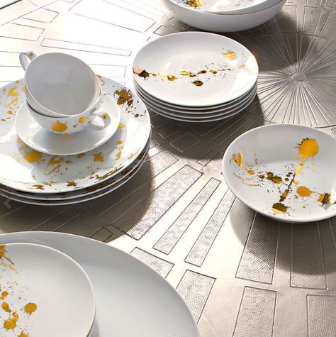 Jonathan Adler 1948 Canape Plate Set Inexpensive Wedding Gifts, Dinner Set Design, Minimalist Christmas Decor, Gold Chic, Entertainment Table, Table Scapes, Inexpensive Wedding, Minimalist Christmas, Porcelain Dinnerware