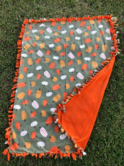 Fall blanket with pumpkins Best Friend Blankets Diy, Blanket Making With Friends, Fall Diy Blankets, Homemade Halloween Blankets, Fall Fleece Blanket, Make Blankets Diy, Diy Fall Throw Blanket, Fall Blanket Making, Blanket Tie Knots