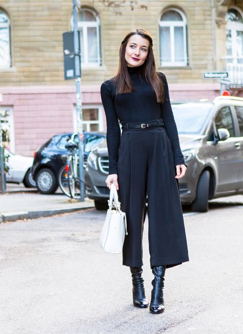 All black winter outfit. Black culottes, black overknee boots, black turtleneck. The Fashion Rose http://www.thefashionrose.com/2017/02/styling-black-culottes-for-winter-3-ways.html Winter Culottes, Culotte Outfit, Black Turtleneck Outfit, Culottes Outfit, Black Culottes, Goth Outfit, Turtleneck Outfit, Chique Outfits, Mode Casual