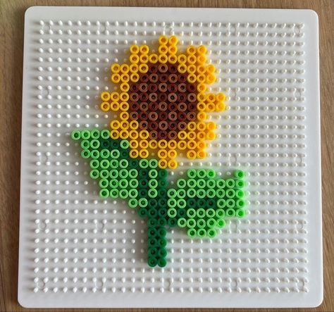 Yellow Perler Beads Ideas, Perler Sunflower, Perler Beads Flower Pattern, Things To Make With Melty Beads, Peeler Bead Flower, Sunflower Perler Bead, Advanced Perler Bead Patterns, Pyssla Beads Ideas, Perleplader Ideas Diy