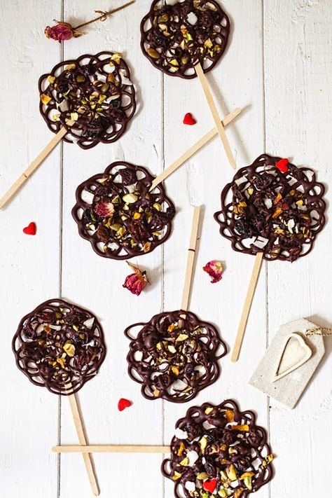 Chocolate-Lace Lollipops with Dried Fruit & Nuts at Cooking Melangery #chocolate, #valentine, #gift Chocolate Valentine Gift, Chocolate Hacks, Chocolate Valentine, Chocolate Lace, Rodjendanske Torte, Chocolate Lollies, Chocolate Ideas, Chocolate Garnishes, Desserts Christmas