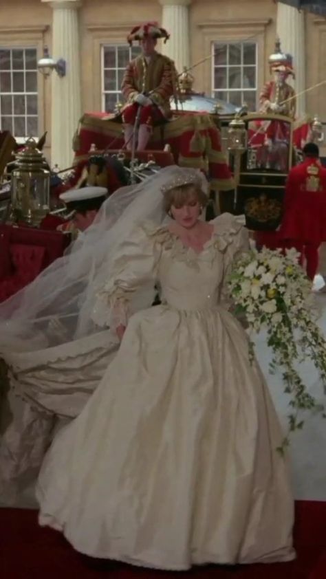 ladydianaspencer._ on Instagram: her vibe !! 😭❤️ Princess Diana Wedding Dress, Charles And Diana Wedding, Diana Wedding Dress, Era Victoria, Princess Diana Wedding, Looks Kate Middleton, Prins William, Diana Wedding, Princess Diana Fashion