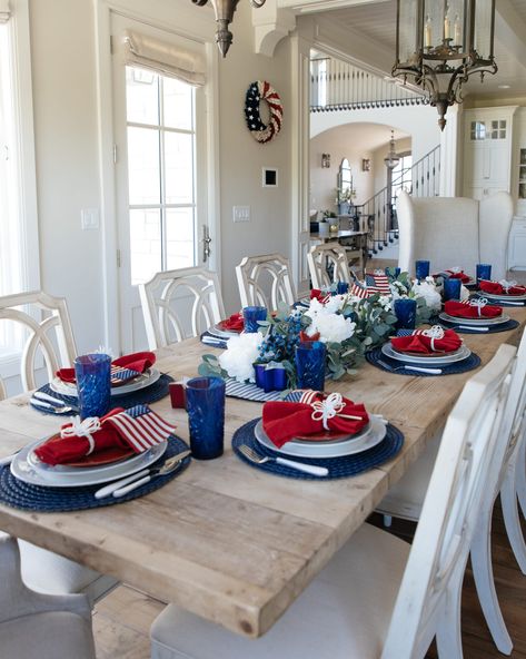 red white and blue patriotic tablescape Blue Table Settings, Fourth Of July Decor, 4th Of July Celebration, Pretty Tables, 4th Of July Decorations, Blue Table, July Crafts, 4th Of July Party, July Party