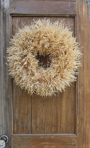 25 Amazing DIY Fall Wreaths | The Turquoise Home Raffia Wreath, Brown Wreath, Acorn Wreath, Outside Fall Decor, Over The Door Hanger, Wreath Natural, Natural Wreath, Diy Fall Wreath, Autumn Nature