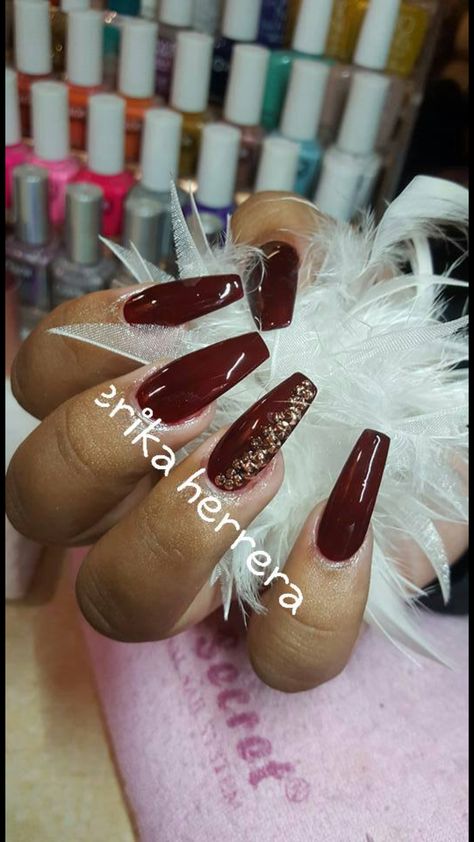 Burgundy and gold Dark Burgundy Nails With Glitter, Burgundy Black And Gold Nails, Burgundy And Tan Nails, Maroon And Rose Gold Nails, Maroon Nail Ideas Burgundy, Gold And Maroon Nails, Burgundy Nails With Gold Glitter, Gold And Burgundy Nails, Maroon Christmas Nails