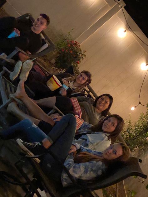 Group of friends have movie night outside soo cute😩🥺🥰 Friend Group Movie Night, Group Movie Night, Movie Night Outside, Friends Movie Night, Movie Night Photography, Friends Movie, Night Outside, Scary Movie, Friend Group