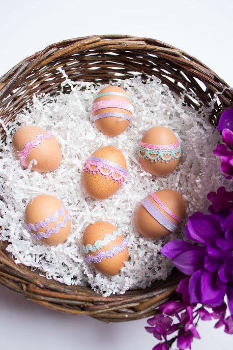 Wrap adhesive ribbon around brown eggs for a gorgeous no-dye egg decorating idea! Spring Gardening, Easter Egg Designs, Easter Eggs Diy, Spring Projects, Gardening Design, Ribbon Wrap, Bloggers To Follow, Easter Crafts Diy, Easter Candy