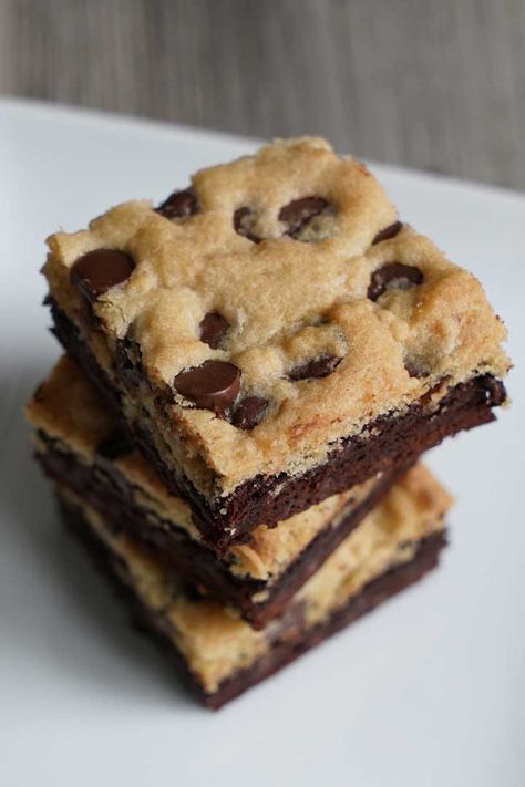 Cookies And Brownies Together, Brownie Cookie Dessert, Brownie Bars Recipes, Easy Brookies Bars, Best Brookies Recipe, Brownie Platter, Brookies Recipe Cookie Brownies, Brookies Recipes, Brownie Batter Cookie Dough