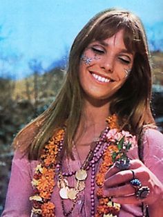 Uk Icon, Hippie Makeup, Flower Power Fashion, 60s Hippie, Hippie Party, Hippie Lifestyle, Hippie Aesthetic, Hippie Culture, Hippie Hair