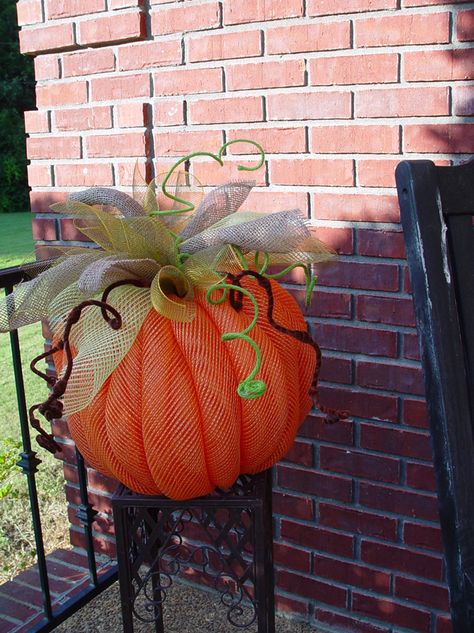 Deco Mesh Pumpkin - Video and Written Tutorial at Trendy Tree!  #TrendyTree Mesh Pumpkin, Deco Mesh Pumpkin, Pumpkin Tutorial, Dekoratívne Vence, Deco Mesh Crafts, Gubahan Bunga, Pumpkin Decorations, Poinsettia Wreath, Deco Wreaths