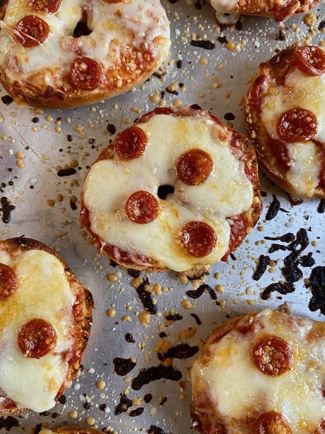 Mini Pizza Bagels, Bagel Pizza Recipe, Bagel Pizza, Sleepover Snacks, Pizza Bagels, Mini Pizzas, Recipe Community, Quick Weeknight Dinners, Main Menu