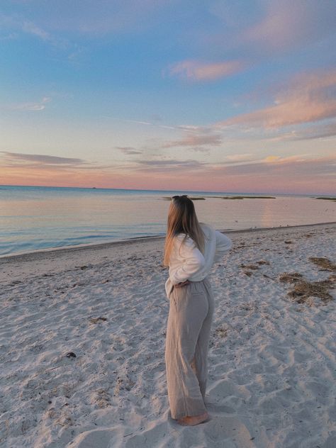 Beach outfit inspo, beach picture ideas, beach sunset picture Cold Day At The Beach Outfit, Outfits For The Beach Winter, Cold Weather Beach Photoshoot, Beach Bonfire Outfit Winter, Sunrise Beach Outfit, Sunset Beach Outfit Winter, Cold Beach Sunset Outfit, Cute Cold Beach Outfits, Cold Beachy Outfits