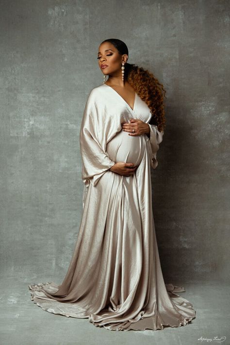 Preggy Photoshoot Ideas, Elegant Maternity Dresses For Photoshoot, Maternity Outfit For Photoshoot, Royalty Maternity Photoshoot, Classy Maternity Shoot Black Women, Maternity Elegant Dress, Glam Maternity Shoot Classy, Maternity Photography Dress Ideas, Old Hollywood Maternity Shoot