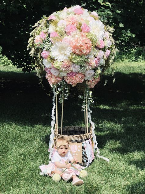 Hot air ballon Birthday Hot Air Balloon Flower Arrangement, Hot Air Balloon Decorations Diy, Floral Hot Air Balloon, Ballon Birthday, Diy Hot Air Balloons, Baby Birthday Photoshoot, Paper Flower Kit, Hot Air Balloon Decorations, Baby Shower Giraffe