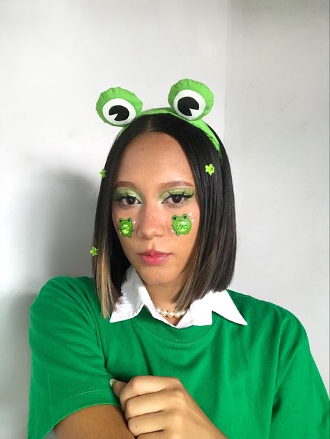 Makeup - maquillaje de ranita Frog Halloween Costume Diy, Easy Frog Costume, Frog Makeup, Bee Makeup, Frog Costume, Princesa Tiana, Thrift Store Crafts, Sports Day, Cute Frogs