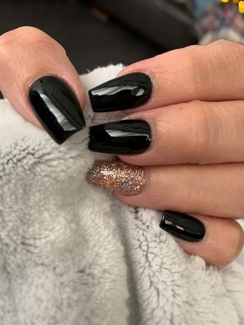 Champagne And Black Nails, Black And Champagne Nails, Black Design Nails, Nails Champagne, Yellow Sparkle, Champagne Nails, Nails Yellow, Design Nails, Acrylic Nails Coffin Short