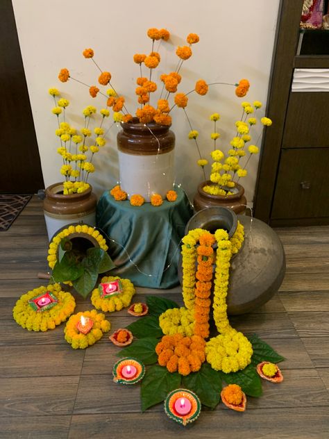 House Mandir, Diwali Decoration Lights, Creative Objects, Floral Rangoli, Diwali Vibes, Aarti Thali, Simple Flower Rangoli, Mandir Decoration, Home Flower Decor