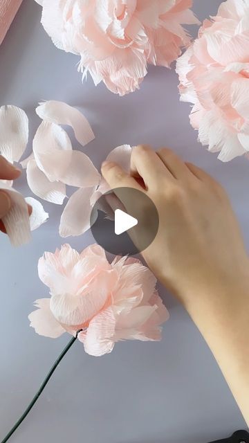 How To Make Petals With Paper, Peony Tissue Paper Flower, Crepes Paper Flowers, Diy Peonies, Fabric Flowers Diy Easy, Bundles Of Flowers, Silk Flowers Tutorial, Crepe Paper Peonies, Decoration With Paper