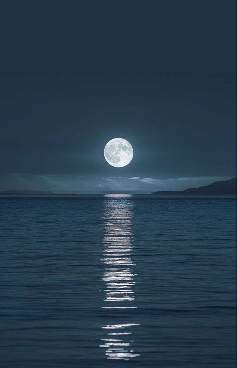 Beautiful image of the moon reflecting from the ocean in the midnight Tiny Beautiful Things, Meditation Pictures, Full Blue Moon, Daughter Of The Moon, Moon Sea, Moon Beach, Moonlight Photography, Blurred Lights, Blue Moon Photography