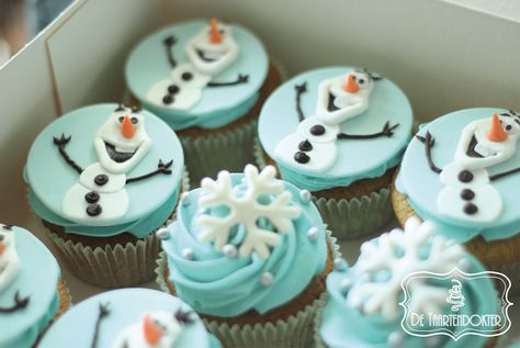 Simple Frozen Cupcakes, Frozen Themed Cupcakes, Frozen Cupcakes Birthday, Elsa Cupcakes, Frozen Birthday Cupcakes, Elsa Pasta, Frozen Theme Cupcakes, Frozen Fondant, Olaf Cupcakes