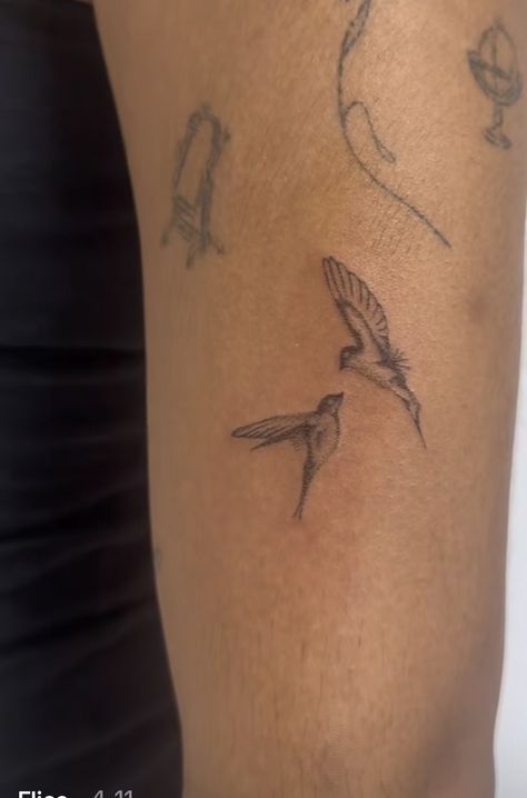 Unique Beautiful Tattoos, Unique Tattoo Art, Cutsy Tattoos, Discreet Tattoo Placement, Bird Wrist Tattoo, Song Bird Tattoo, Antique Tattoos, Unisex Tattoos, Small Nature Tattoo