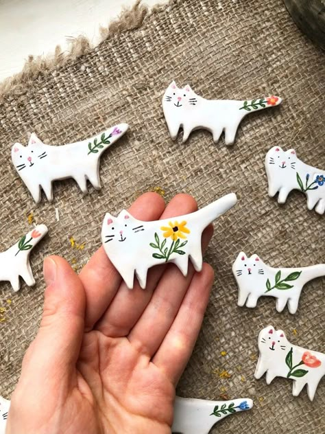 Clay Cat Magnets, Ceramic Animal Ornaments, Cat Clay Ideas, Clay Ideas Cat, Easter Clay, Fimo Crafts, Clay Christmas Decorations, Air Dry Clay Projects, Clay Diy Projects