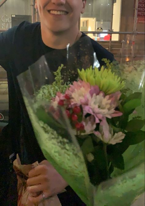 Girl Giving Flowers To Boyfriend, Sweet Boyfriend Gifts, Tall Boyfriend, Aesthetic Boyfriend, Orange Jello, Gifts Boyfriend, Boyfriend Aesthetic, Photos Flowers, Giving Flowers