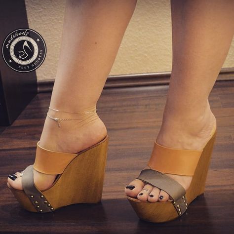 @madiheels ha condiviso un post su Instagram: "#wedges #platformshoes #heels #highheels #mules #platforms #feet #sexyfeet #toerings #shoeholic…" • Segui il suo account per vedere 355 post. High Heel Thong Sandals, Extreme High Heels, Gorgeous Heels, High Heel Mules, Clog Heels, Shoes Sandals Heels, High Heel Wedges, Shoes Heels Wedges, Wedge Heel Sandals