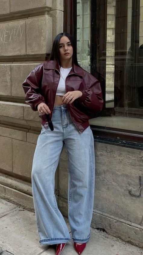 Fall Travel Outfit, Burgundy Leather Jacket, Cold Outfits, Corporate Outfits, Leather Jacket Outfits, Looks Street Style, Interview Outfit, Moda Vintage, Look Casual