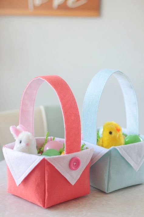 Sewing Easter Baskets Free Pattern, Felt Easter Basket Diy, Sew An Easter Basket, Easter Fabric Basket, Felt Basket Diy Free Pattern, Diy Small Easter Baskets, Sewn Easter Baskets, Make Easter Baskets Diy, Easy Diy Easter Baskets