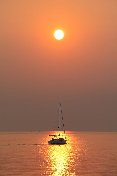 Sunset Surf, Good Morning Beautiful Pictures, The Rising Sun, Boat Painting, Ocean Wallpaper, Moon Glow, Rising Sun, Good Morning Beautiful, Summer Pictures