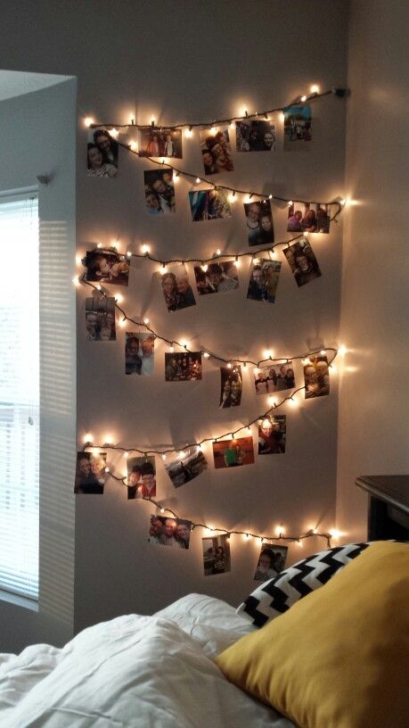 Lighted photos Photo Light Room Decor, Aesthetic Room Decor Photo Wall, Room Ideas Aesthetic Photo Wall, Photo Wall Inspo Bedroom, Teen Room Wall Ideas, Photo Wall With Lights, Bedroom Photo Wall Ideas, Decorate Room Ideas, Photo Walls Bedroom