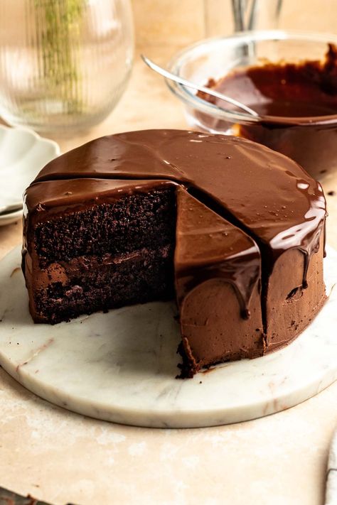 Chocolate ganache cake sliced open. Chocolate Indulgence Cake, Planet Chocolate, Best Chocolate Ganache, Chocolate Cake Ganache, Chocolate Ganache Cake Recipe, Chocolate Cake Slice, Sliced Cake, Choco Cake, Chocolate Rice Krispie Treats