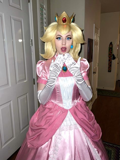 Princess Peach Makeup, Mario Bros Costume, Peach Mario Bros, Mario Princesses, Princess Peach Costume, Princess Peach Cosplay, Mario Cosplay, Peach Cosplay, Peach Costume