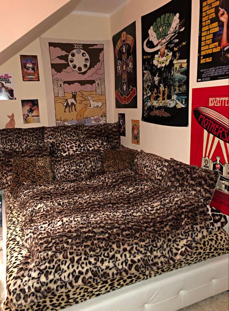 Cheetah Print Rug Bedroom, Cheetah Print Bed Sheets, Leo Bedroom Aesthetic, Leopard Print Room Aesthetic, Leopard Print Room Ideas, Red And Cheetah Bedroom, Leopard Room Ideas Bedrooms, Cheetah Print Room, Leopard Room Decor