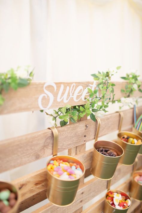 Wedding Sweet Table Wooden Pallet Cotton Candy Photography #wedding #weddingsweets Wedding Sweetie Table Ideas, Sweets Table Wedding Rustic, Diy Wedding Candy Bar, Wedding Sweet Station, Lolly Bar Wedding, Diy Wedding Sweet Table, Sweet And Salty Bar Wedding, Sweet Station Wedding, Sweet Cart Wedding