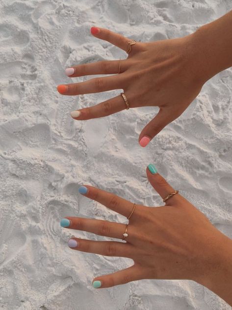 Multi Color Nails Summer, Beach Nails Gel Polish, Nails For Spain Vacation, Plane Summer Nails, Surf Nails Summer, Surfer Nails Aesthetic, Summer Multi Color Nails, Multi Color Summer Nails, Lake Nails Summer