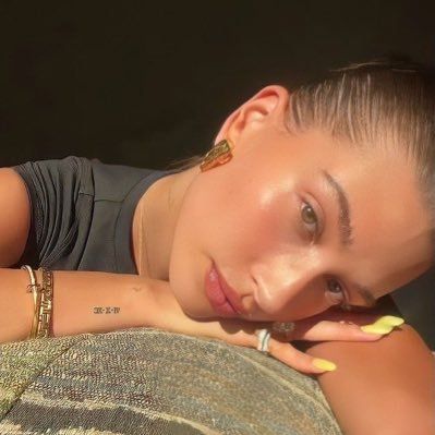 hailey rhode baldwin bieber icon Hailey Beiber Tattoos, Hailey Baldwin Tattoo, Tattoos Minimal, Hayley Bieber, Hailey Rhode, Cute Tiny Tattoos, Subtle Tattoos, Baby Tattoos, Model Aesthetic