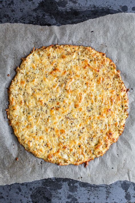 Make pizza healthy with this low-carb cauliflower pizza crust recipe. Only 6 ingredients and so easy! #cauliflower #cauliflowerpizza #cauliflowerpizzacrust #lowcarb #glutenfree #grainfree #eatingbirdfood Cauliflower Pizza Crust Recipe, Cauliflower Pizza Crust, Banting Recipes, Boiled Egg Diet Plan, Pizza Crust Recipe, Lost 100 Pounds, Low Carb Low Sugar, Cauliflower Crust Pizza, Cauliflower Pizza