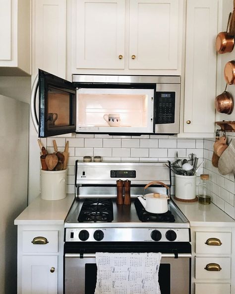 Kitchen inspiration 👌🏻 @mamawatters Amanda Watters, Mama Watters, Box Of Crayons, That Feeling, Dining Room Bar, Kitchen Stuff, Cafe Restaurant, Ravioli, Open Up