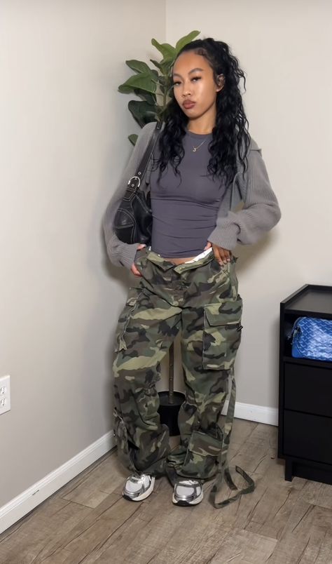 Brown And Camo Outfit, Dark Grey Cargos Outfit, Army Pants Outfit Baddie, Camo Pants Outfit Black Women, Army Fatigue Outfits For Women, Utility Pants Outfit, Army Pants Outfit, Camo Cargo Pants Outfit, Parachute Pants Outfit