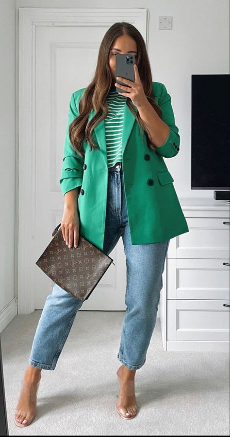 Bright Green Blazer Outfits For Women, Emerald Green Outfit Ideas Color Combos, Army Green Blazer Outfit, Outfits Con Blazer Verde, Green Blazer Outfits For Women, Floral Blazer Outfit, Outfit Verde, Green Blazer Outfit, Black Loafers Outfit