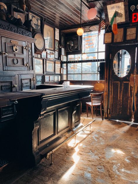 7 Best Irish Pubs in NYC at Which to Grab a Pint - Rambles with Rachel Irish Bar Ideas Pub Design, Irish Pub Interior, Irish Pub Design, Pub Kitchen, Irish Bar, Dream Bars, Pub Interior, Irish Country, Pub Design