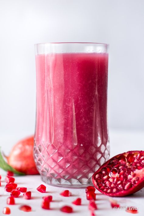 Fresh and natural pomegranate juice Hobbit Recipes, Watermelon Drink, Baby Moses, Pomegranate Juice, The Hobbit, Pomegranate, Watermelon, Juice, Jesus