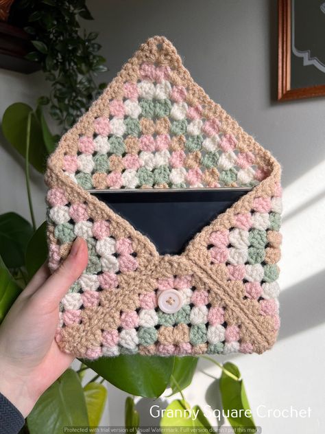 Free Crochet Patterns: Beautiful Granny Squares Granny Square Book Cover, Crochet Tablet Cover, Crochet Kindle Sleeve, Crochet Book Cover, Book Sleeves, Crochet Case, Confection Au Crochet, English Gardens, Kindle Sleeve